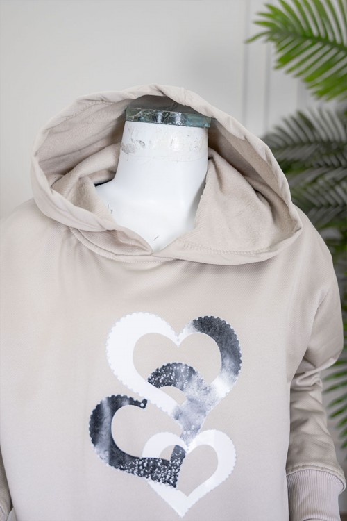 طقم بناتي شتوي قطعتين لون بيج هودي بقبعة متصلة و بأكمام طويلة مزين بطبعة قلوب مع بنطلون طويل