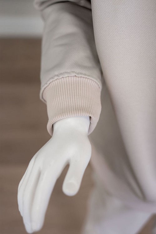 طقم بناتي شتوي قطعتين لون بيج هودي بقبعة متصلة و بأكمام طويلة مزين بطبعة قلوب مع بنطلون طويل