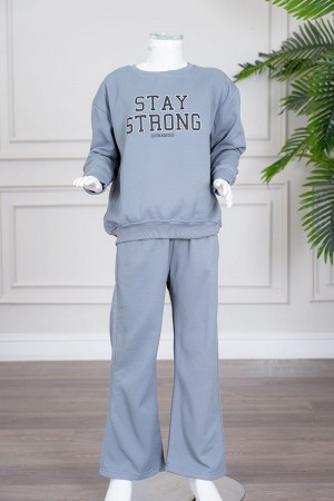 طقم بناتي شتوي قطعتين لون أزرق فاتح بلوزة بياقة دائرية و أكمام طويلة مع بنطلون طويل برباط في الخصر و جيوب من الجانبين