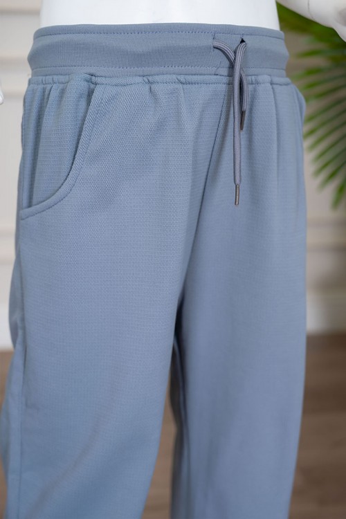 طقم بناتي شتوي قطعتين لون أزرق فاتح بلوزة بياقة دائرية و أكمام طويلة مع بنطلون طويل برباط في الخصر و جيوب من الجانبين