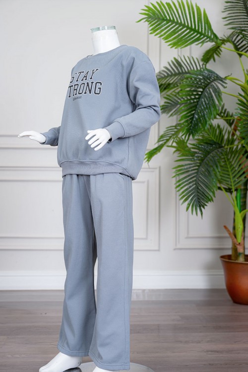 طقم بناتي شتوي قطعتين لون أزرق فاتح بلوزة بياقة دائرية و أكمام طويلة مع بنطلون طويل برباط في الخصر و جيوب من الجانبين