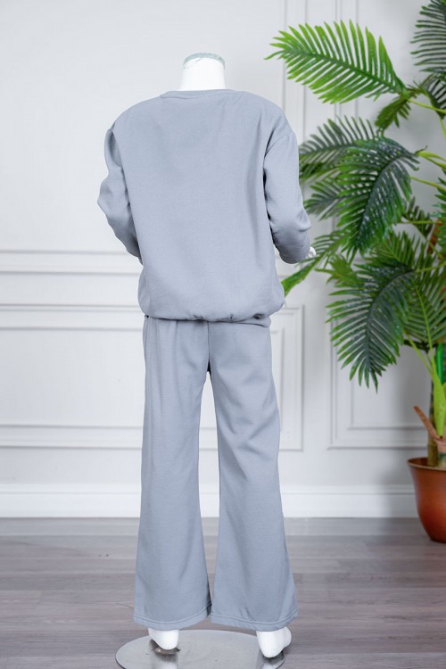 طقم بناتي شتوي قطعتين لون أزرق فاتح بلوزة بياقة دائرية و أكمام طويلة مع بنطلون طويل برباط في الخصر و جيوب من الجانبين