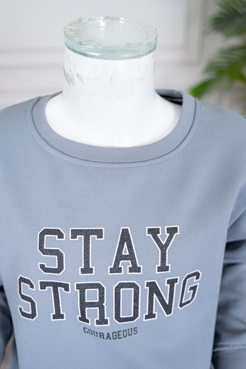 طقم بناتي شتوي قطعتين لون أزرق فاتح بلوزة بياقة دائرية و أكمام طويلة مع بنطلون طويل برباط في الخصر و جيوب من الجانبين