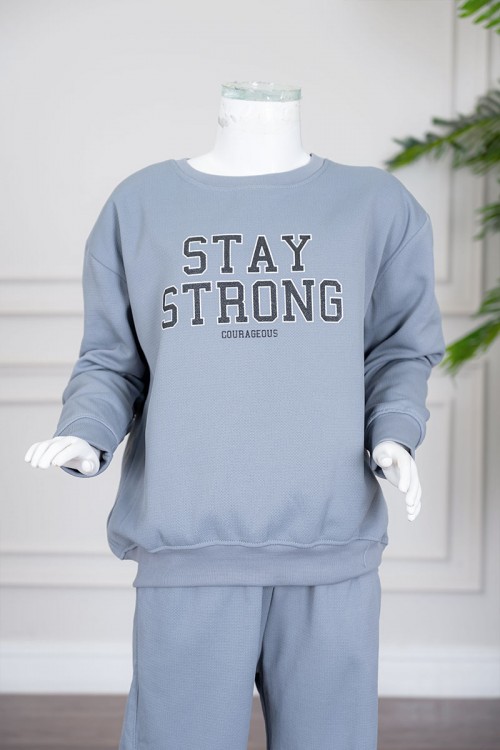 طقم بناتي شتوي قطعتين لون أزرق فاتح بلوزة بياقة دائرية و أكمام طويلة مع بنطلون طويل برباط في الخصر و جيوب من الجانبين