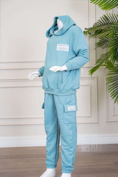 طقم بناتي شتوي قطعتين لون تركواز هودي بقبعة متصلة و بجيوب الكنغر و أكمام طويلة مع بنطلون طويل بجيوب من الجانبين
