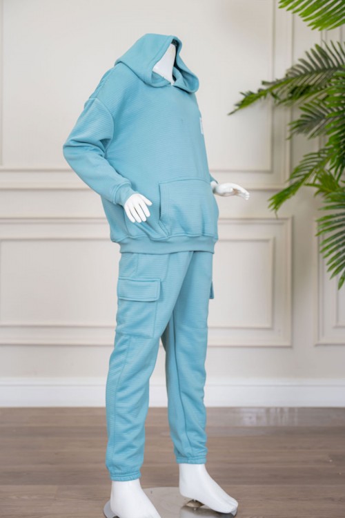 طقم بناتي شتوي قطعتين لون تركواز هودي بقبعة متصلة و بجيوب الكنغر و أكمام طويلة مع بنطلون طويل بجيوب من الجانبين