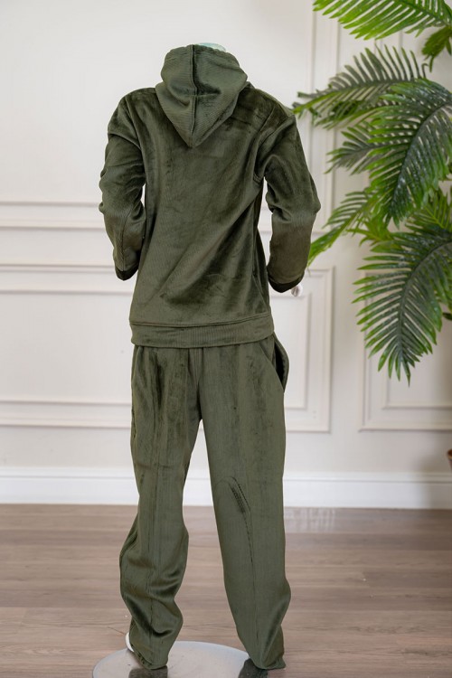 طقم بناتي شتوي قطعتين لون زيتي هودي بقبعة متصلة برباط و أكمام طويلة مزين بكتابات باللون الأبيض مع بنطلون طويل برباط في الخصر و جيوب من الجانبين