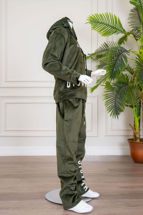 طقم بناتي شتوي قطعتين لون زيتي هودي بقبعة متصلة برباط و أكمام طويلة مزين بكتابات باللون الأبيض مع بنطلون طويل برباط في الخصر و جيوب من الجانبين