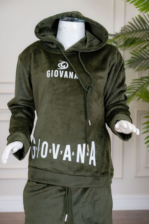 طقم بناتي شتوي قطعتين لون زيتي هودي بقبعة متصلة برباط و أكمام طويلة مزين بكتابات باللون الأبيض مع بنطلون طويل برباط في الخصر و جيوب من الجانبين