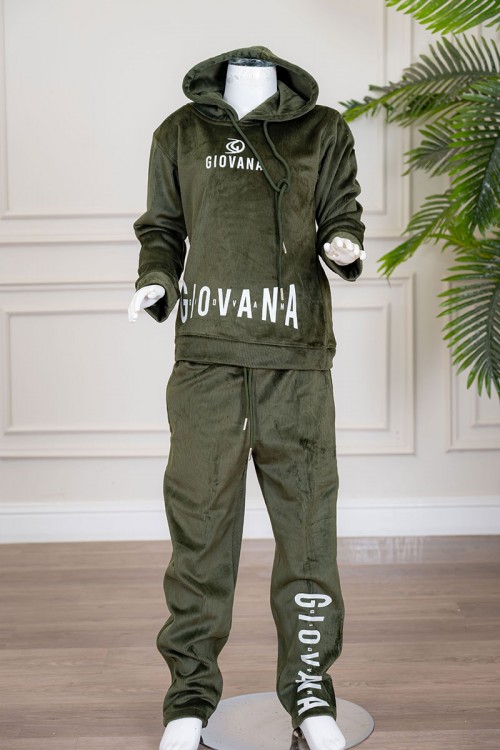 طقم بناتي شتوي قطعتين لون زيتي هودي بقبعة متصلة برباط و أكمام طويلة مزين بكتابات باللون الأبيض مع بنطلون طويل برباط في الخصر و جيوب من الجانبين