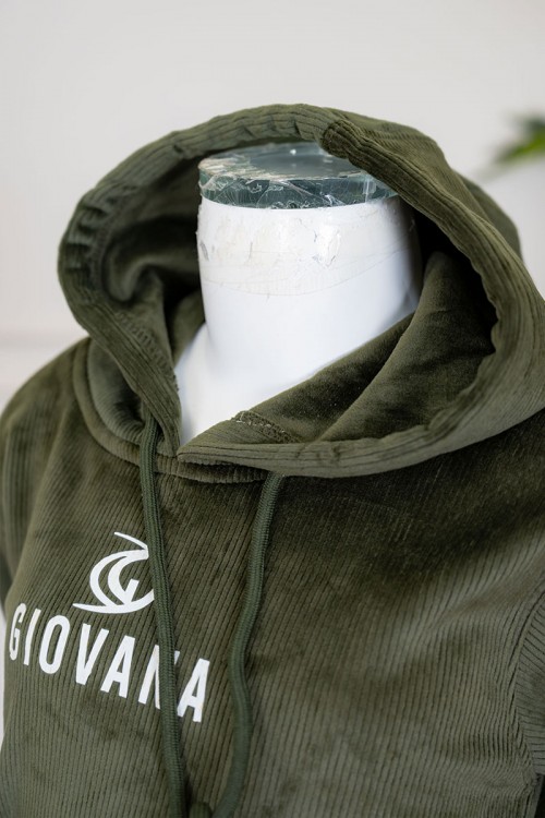 طقم بناتي شتوي قطعتين لون زيتي هودي بقبعة متصلة برباط و أكمام طويلة مزين بكتابات باللون الأبيض مع بنطلون طويل برباط في الخصر و جيوب من الجانبين