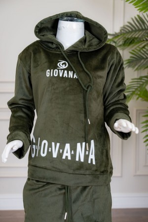 طقم بناتي شتوي قطعتين لون زيتي هودي بقبعة متصلة برباط و أكمام طويلة مزين بكتابات باللون الأبيض مع بنطلون طويل برباط في الخصر و جيوب من الجانبين