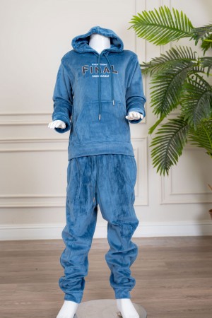 بيجاما بناتي شتوي قطعتين لون أزرق هودي بقبعة متصلة برباط و بجيوب الكنغر و أكمام طويلة مزين بكتابات من الأمام مع بنطلون طويل برباط في الخصر و جيوب من الجانبين