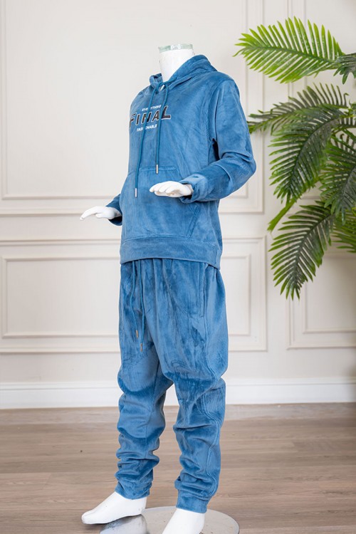 بيجاما بناتي شتوي قطعتين لون أزرق هودي بقبعة متصلة برباط و بجيوب الكنغر و أكمام طويلة مزين بكتابات من الأمام مع بنطلون طويل برباط في الخصر و جيوب من الجانبين