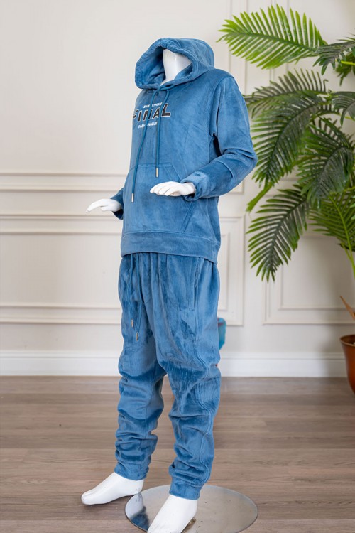بيجاما بناتي شتوي قطعتين لون أزرق هودي بقبعة متصلة برباط و بجيوب الكنغر و أكمام طويلة مزين بكتابات من الأمام مع بنطلون طويل برباط في الخصر و جيوب من الجانبين