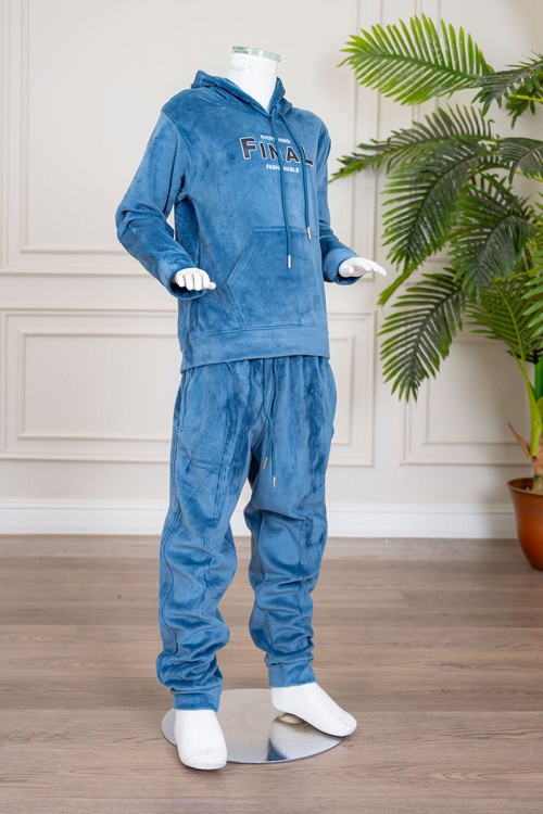 بيجاما بناتي شتوي قطعتين لون أزرق هودي بقبعة متصلة برباط و بجيوب الكنغر و أكمام طويلة مزين بكتابات من الأمام مع بنطلون طويل برباط في الخصر و جيوب من الجانبين