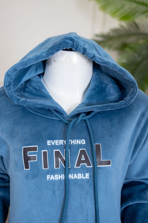 بيجاما بناتي شتوي قطعتين لون أزرق هودي بقبعة متصلة برباط و بجيوب الكنغر و أكمام طويلة مزين بكتابات من الأمام مع بنطلون طويل برباط في الخصر و جيوب من الجانبين