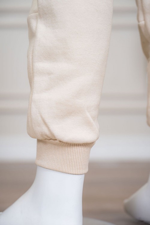 بنطلون ولادي لون بيج فاتح برباط في الخصر وجيوب في الجانبين بساحب باللون الأسود و زم أسفل البنطلون