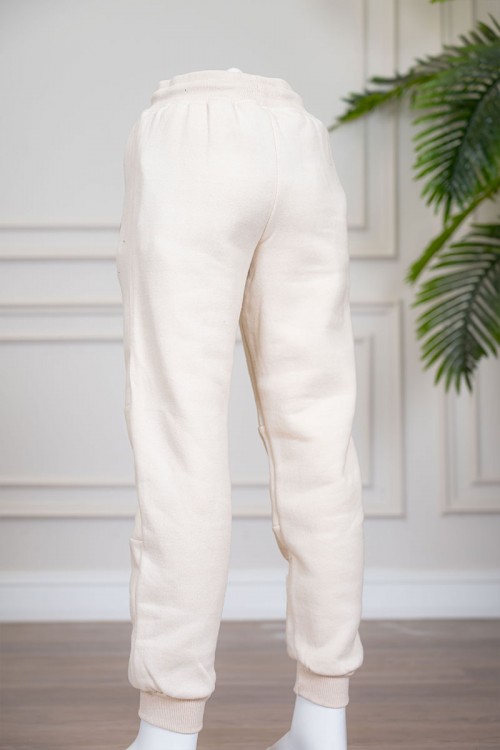 بنطلون ولادي لون بيج فاتح برباط في الخصر وجيوب في الجانبين بساحب باللون الأسود و زم أسفل البنطلون