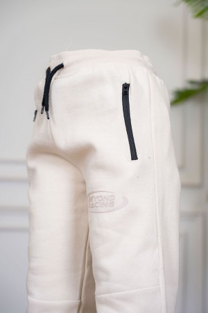 بنطلون ولادي لون بيج فاتح برباط في الخصر وجيوب في الجانبين بساحب باللون الأسود و زم أسفل البنطلون