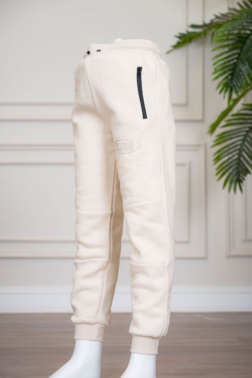 بنطلون ولادي لون بيج فاتح برباط في الخصر وجيوب في الجانبين بساحب باللون الأسود و زم أسفل البنطلون