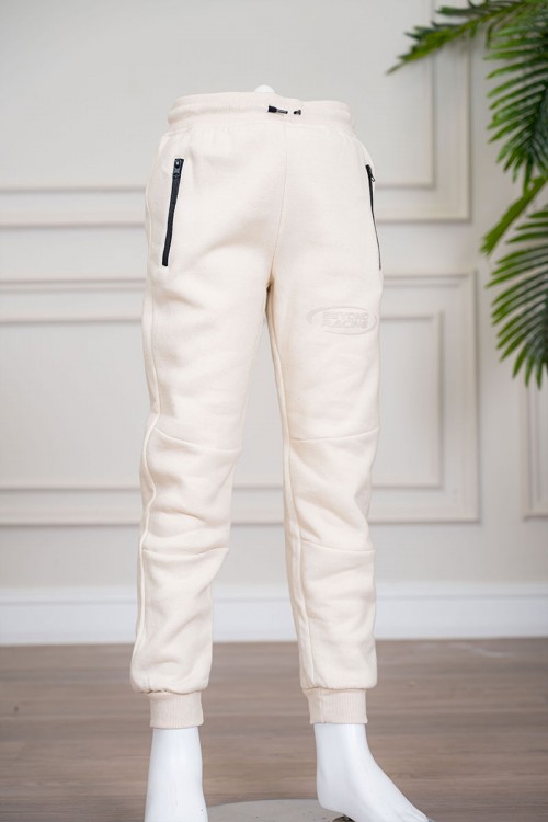 بنطلون ولادي لون بيج فاتح برباط في الخصر وجيوب في الجانبين بساحب باللون الأسود و زم أسفل البنطلون