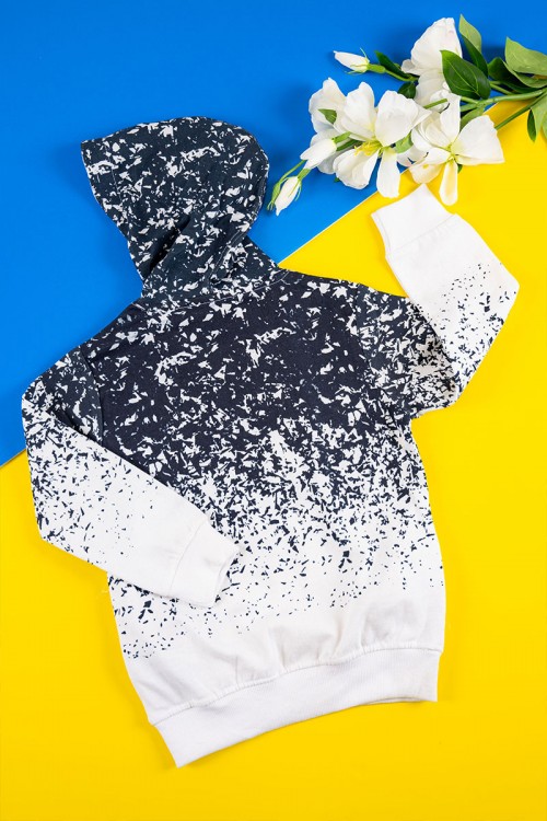 بلوفر أطفال لون أبيض و كحلي مزين بكتابات من الأمام ياقة بقبعة متصلة برباط و بأكمام طويلة