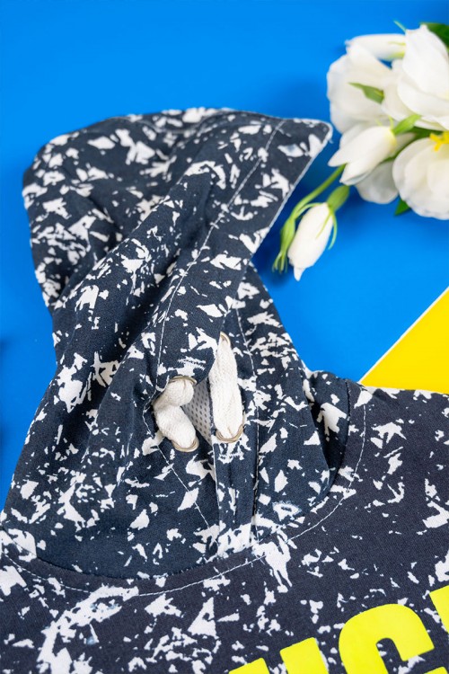 بلوفر أطفال لون أبيض و كحلي مزين بكتابات من الأمام ياقة بقبعة متصلة برباط و بأكمام طويلة