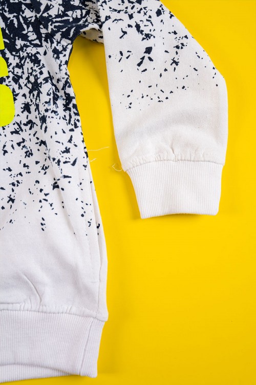 بلوفر أطفال لون أبيض و كحلي مزين بكتابات من الأمام ياقة بقبعة متصلة برباط و بأكمام طويلة