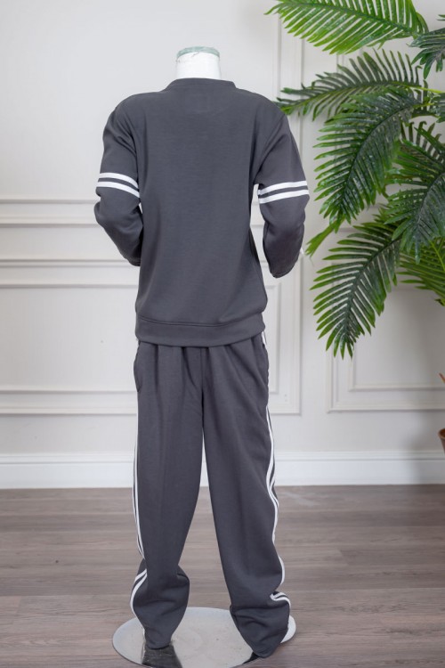 طقم بناتي شتوي قطعتين لون رصاصي بلوزة بياقة دائرية مزين بكتابات و خطوط باللون الأبيض بأكمام طويلة مع بنطلون طويل برباط في الخصر و جيوب من الجانبين