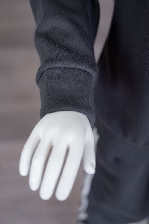 طقم بناتي شتوي قطعتين لون رصاصي بلوزة بياقة دائرية مزين بكتابات و خطوط باللون الأبيض بأكمام طويلة مع بنطلون طويل برباط في الخصر و جيوب من الجانبين