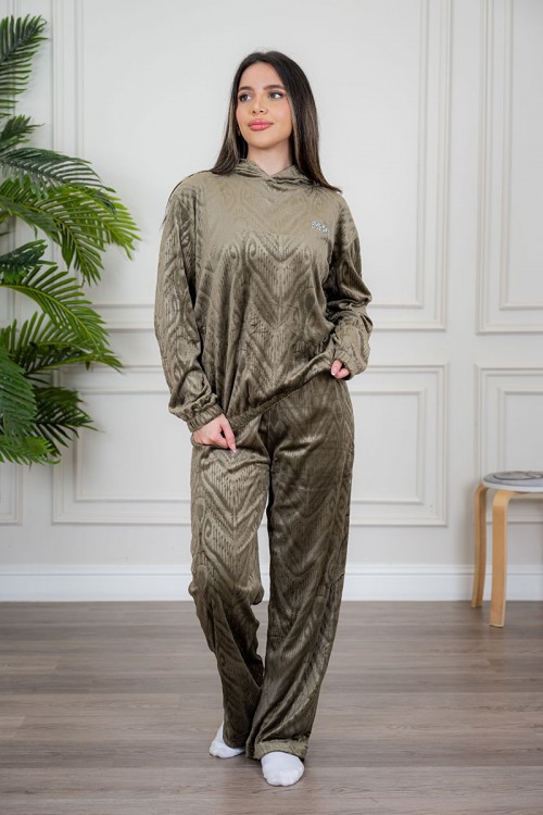 بيجاما نسائية قطعتين لون زيتي مزينة بنقوش ياقة بقبعة متصلة و بأكمام طويلة مع بنطلون طويل