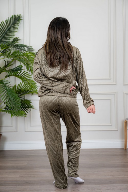 بيجاما نسائية قطعتين لون زيتي مزينة بنقوش ياقة بقبعة متصلة و بأكمام طويلة مع بنطلون طويل