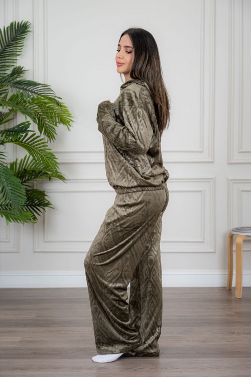 بيجاما نسائية قطعتين لون زيتي مزينة بنقوش ياقة بقبعة متصلة و بأكمام طويلة مع بنطلون طويل