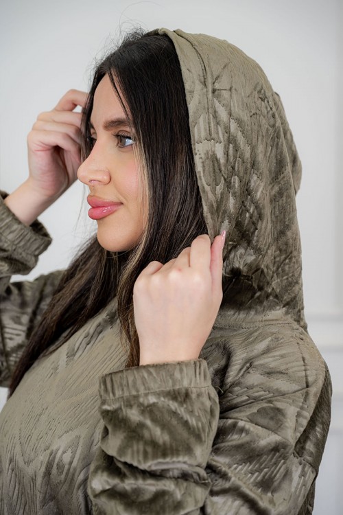 بيجاما نسائية قطعتين لون زيتي مزينة بنقوش ياقة بقبعة متصلة و بأكمام طويلة مع بنطلون طويل