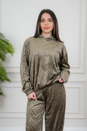 بيجاما نسائية قطعتين لون زيتي مزينة بنقوش ياقة بقبعة متصلة و بأكمام طويلة مع بنطلون طويل