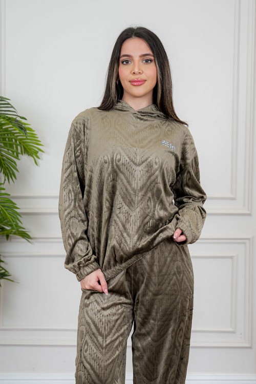 بيجاما نسائية قطعتين لون زيتي مزينة بنقوش ياقة بقبعة متصلة و بأكمام طويلة مع بنطلون طويل