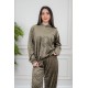 بيجاما نسائية قطعتين لون زيتي مزينة بنقوش ياقة بقبعة متصلة و بأكمام طويلة مع بنطلون طويل