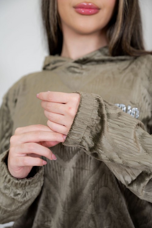 بيجاما نسائية قطعتين لون زيتي مزينة بنقوش ياقة بقبعة متصلة و بأكمام طويلة مع بنطلون طويل