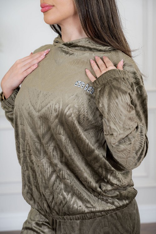 بيجاما نسائية قطعتين لون زيتي مزينة بنقوش ياقة بقبعة متصلة و بأكمام طويلة مع بنطلون طويل