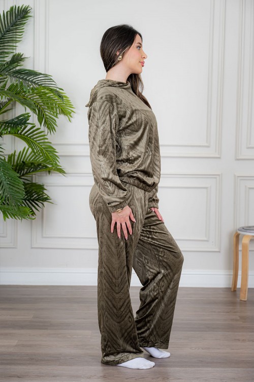 بيجاما نسائية قطعتين لون زيتي مزينة بنقوش ياقة بقبعة متصلة و بأكمام طويلة مع بنطلون طويل
