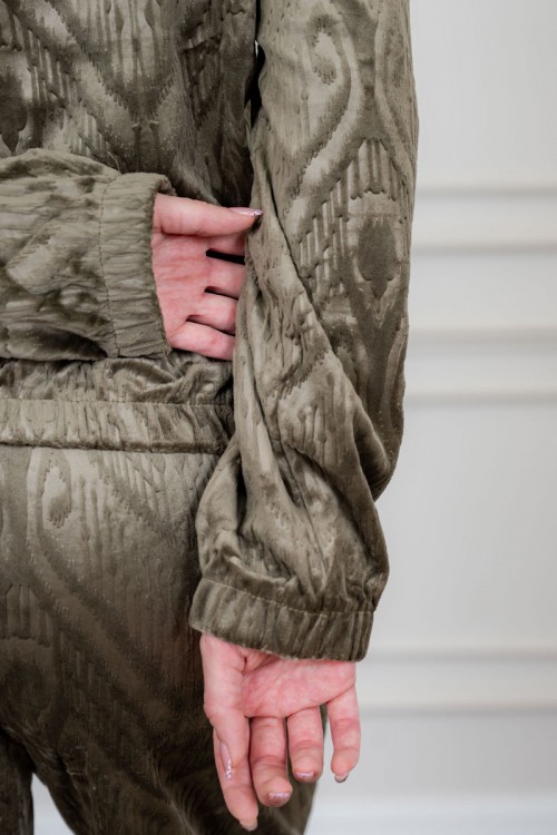 بيجاما نسائية قطعتين لون زيتي مزينة بنقوش ياقة بقبعة متصلة و بأكمام طويلة مع بنطلون طويل