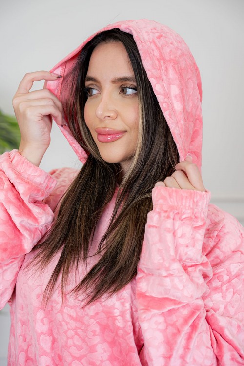 بيجاما نسائية قطعتين لون وردي مزينة بنقوش ياقة بقبعة متصلة و بأكمام طويلة مع بنطلون طويل