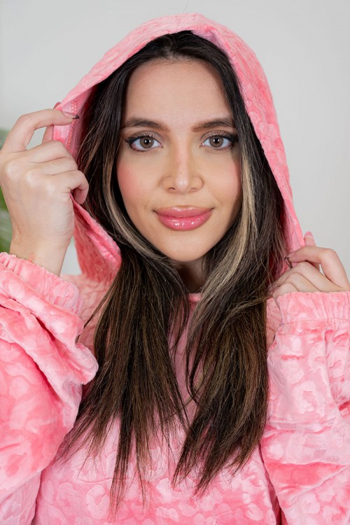 بيجاما نسائية قطعتين لون وردي مزينة بنقوش ياقة بقبعة متصلة و بأكمام طويلة مع بنطلون طويل