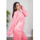 بيجاما نسائية قطعتين لون وردي مزينة بنقوش ياقة بقبعة متصلة و بأكمام طويلة مع بنطلون طويل