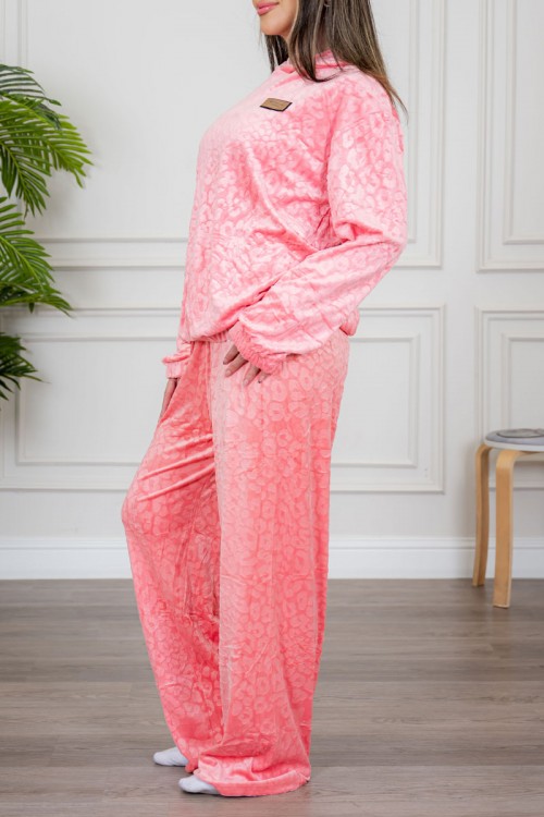 بيجاما نسائية قطعتين لون وردي مزينة بنقوش ياقة بقبعة متصلة و بأكمام طويلة مع بنطلون طويل