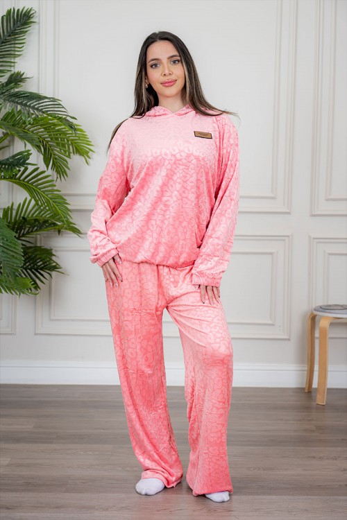 بيجاما نسائية قطعتين لون وردي مزينة بنقوش ياقة بقبعة متصلة و بأكمام طويلة مع بنطلون طويل