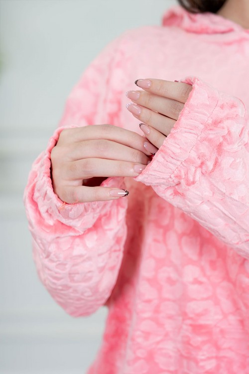 بيجاما نسائية قطعتين لون وردي مزينة بنقوش ياقة بقبعة متصلة و بأكمام طويلة مع بنطلون طويل