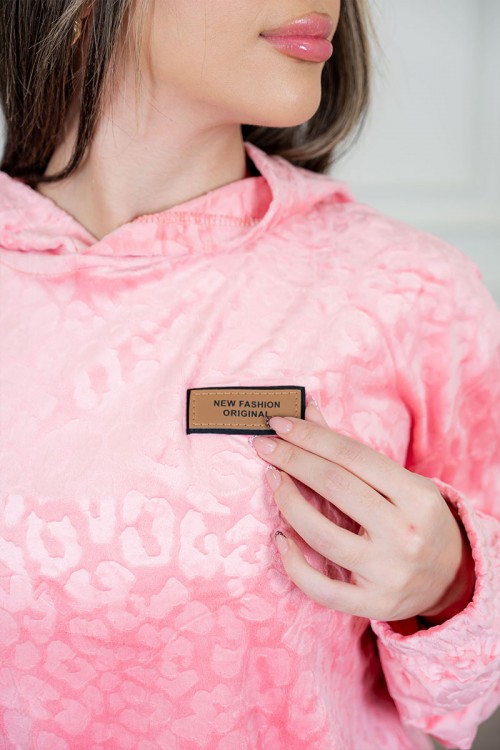 بيجاما نسائية قطعتين لون وردي مزينة بنقوش ياقة بقبعة متصلة و بأكمام طويلة مع بنطلون طويل