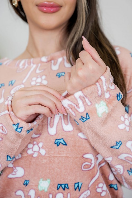 بيجاما نسائية قطعتين لون وردي مزينة بكتابات ورسومات ياقة دائرية و بأكمام طويلة مع بنطلون طويل